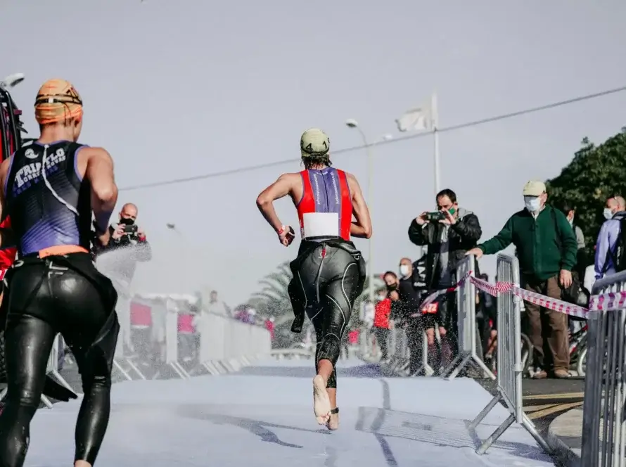 triathlon distances guide featured image of runners doing lap